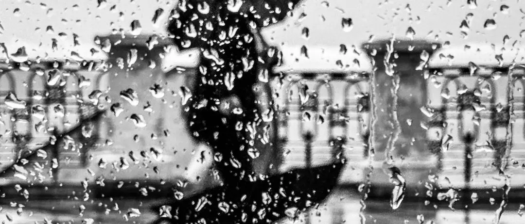 Sotto la pioggia, il mare sussurra\n