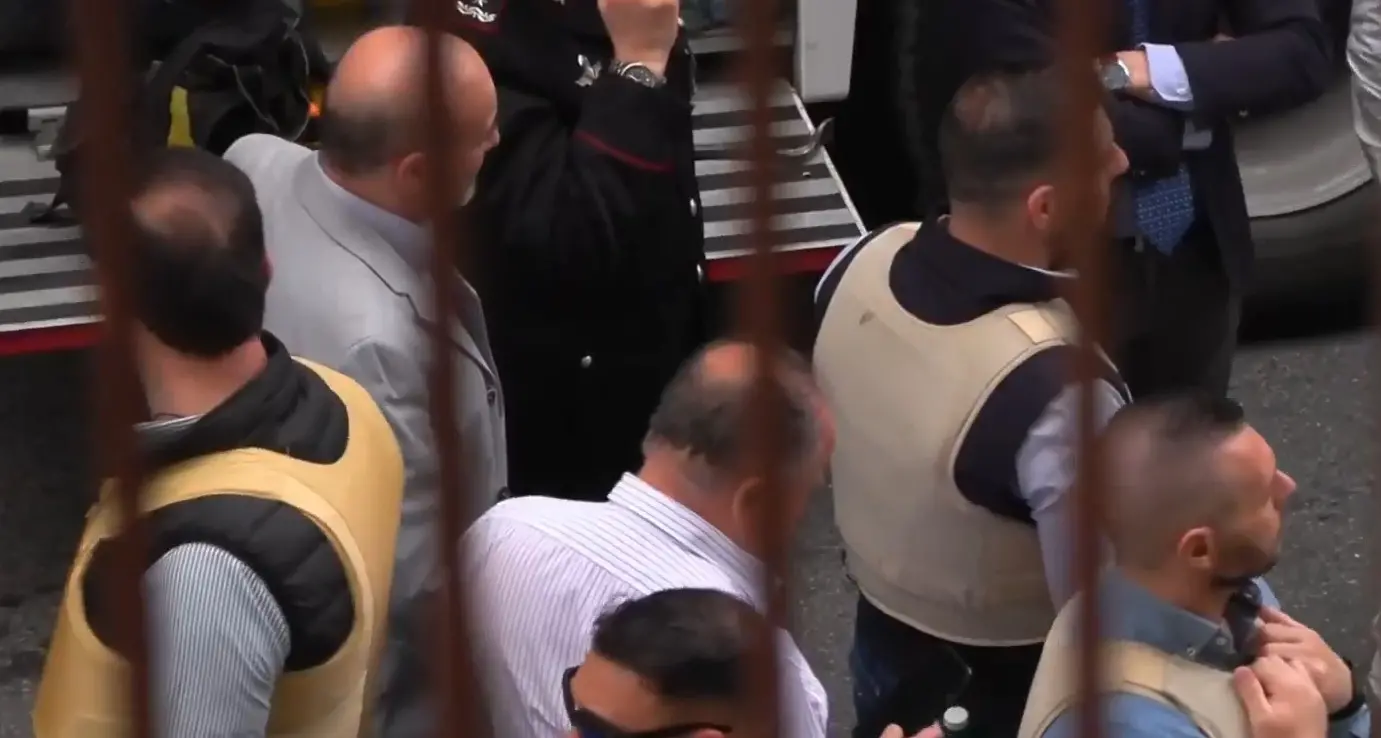 Rapina con ostaggi a Napoli, è caccia ai malviventi entrati in banca (e poi fuggiti) attraverso le fogne\n