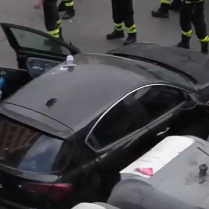 <p>Rapina con ostaggi a Napoli: entrano in banca dalle fogne e spariscono nel nulla</p>