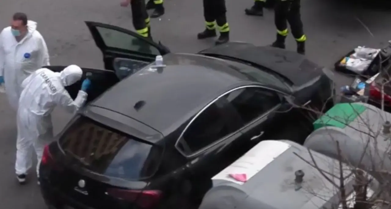 Rapina con ostaggi a Napoli, è caccia ai malviventi entrati in banca (e poi fuggiti) attraverso le fogne\n