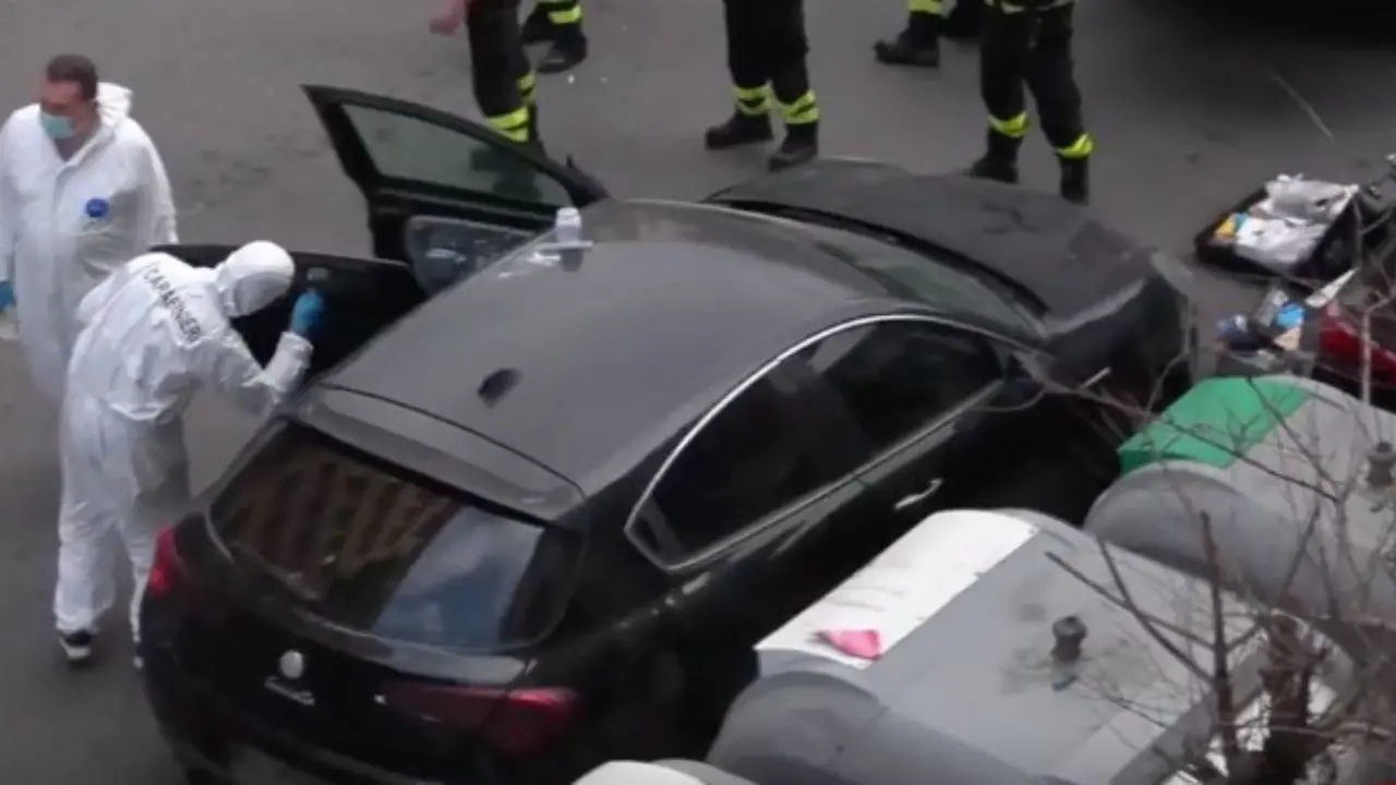 Rapina con ostaggi a Napoli, è caccia ai malviventi entrati in banca (e poi fuggiti) attraverso le fogne\n