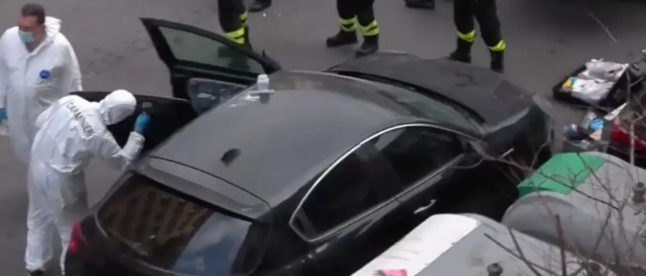 Rapina con ostaggi a Napoli, è caccia ai malviventi entrati in banca (e poi fuggiti) attraverso le fogne\n