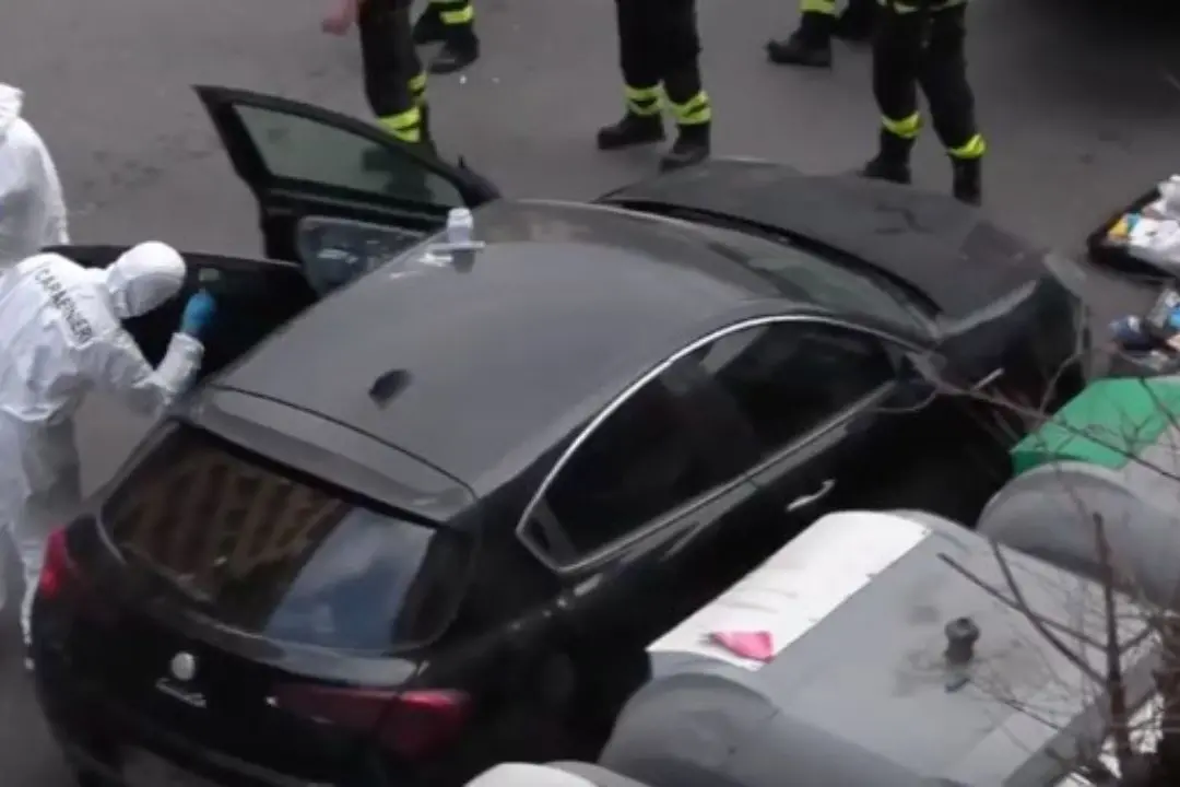 Rapina con ostaggi a Napoli, è caccia ai malviventi entrati in banca (e poi fuggiti) attraverso le fogne\n