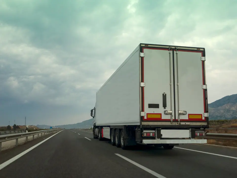 «Scaffali vuoti e rincari in arrivo», lo sciopero dei tir spaventa la Calabria e i consumatori