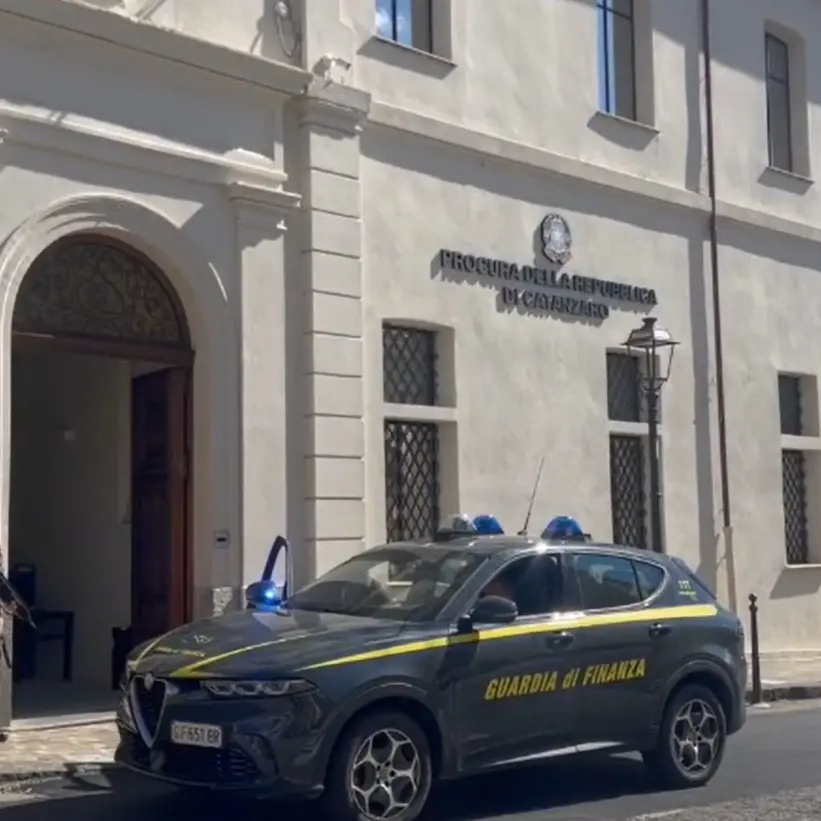 <p>Truffa sui bonus ristrutturazioni,<span style=\"color:hsl(0, 75%, 60%);\"> lavori fantasma e crediti falsi </span>per 3 milioni: 5 denunce e sequestri </p>