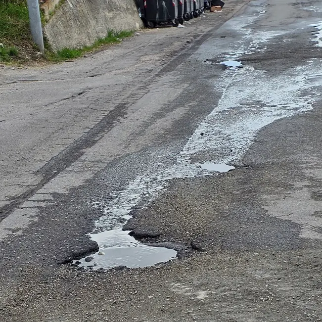 Perdite d’acqua a Pietrastorta, il\u00A0comitato di quartiere: «Sorical ignora le nostre richieste di intervento»\n