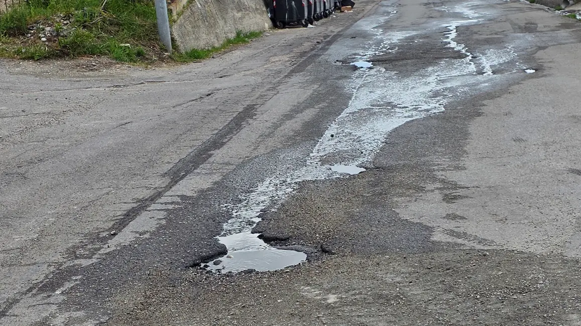 Perdite d’acqua a Pietrastorta, il\u00A0comitato di quartiere: «Sorical ignora le nostre richieste di intervento»\n