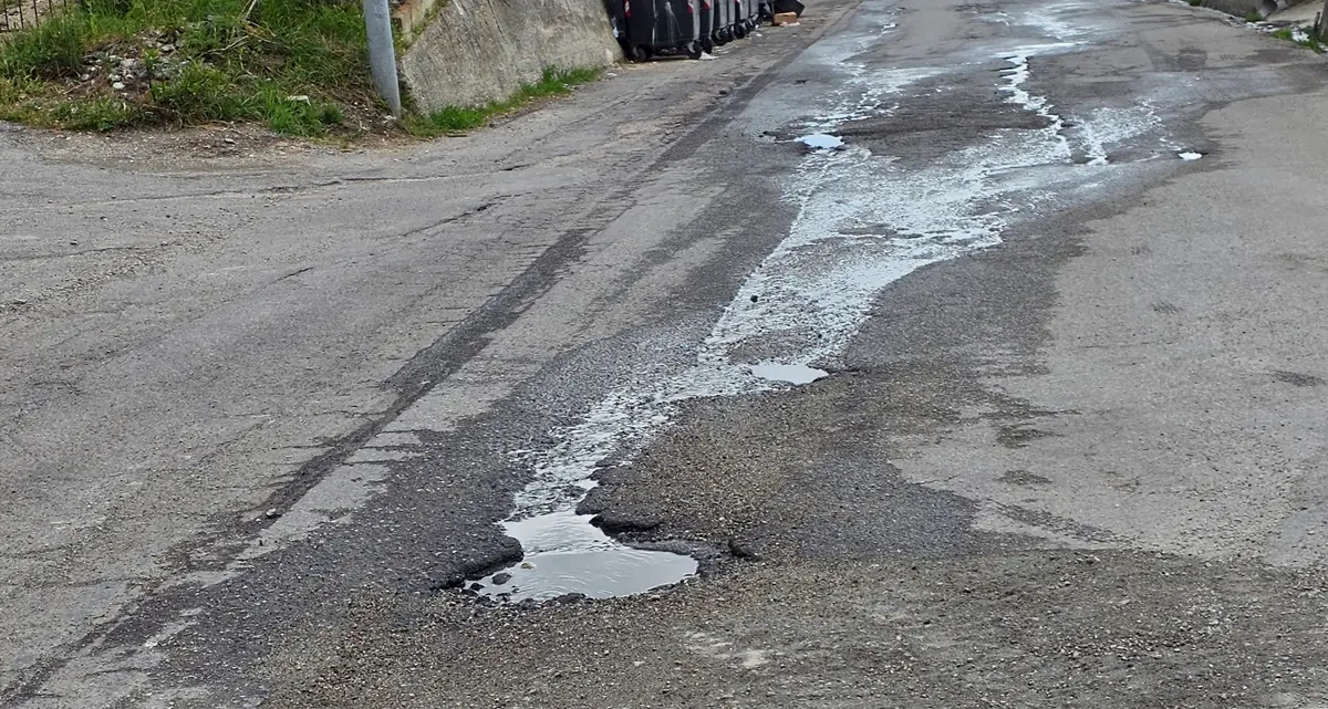 Perdite d’acqua a Pietrastorta, il\u00A0comitato di quartiere: «Sorical ignora le nostre richieste di intervento»\n