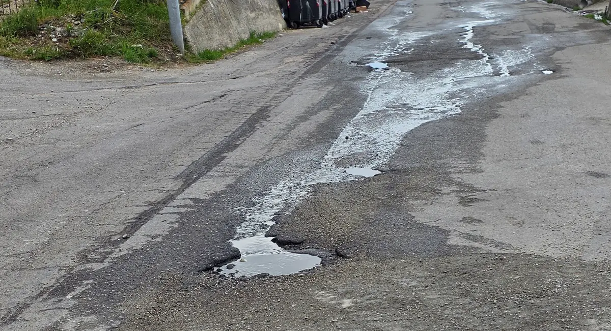 Perdite d’acqua a Pietrastorta, il\u00A0comitato di quartiere: «Sorical ignora le nostre richieste di intervento»\n
