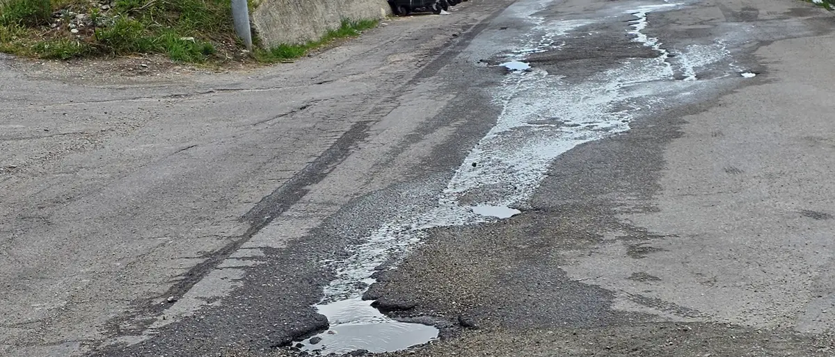 Perdite d’acqua a Pietrastorta, il\u00A0comitato di quartiere: «Sorical ignora le nostre richieste di intervento»\n