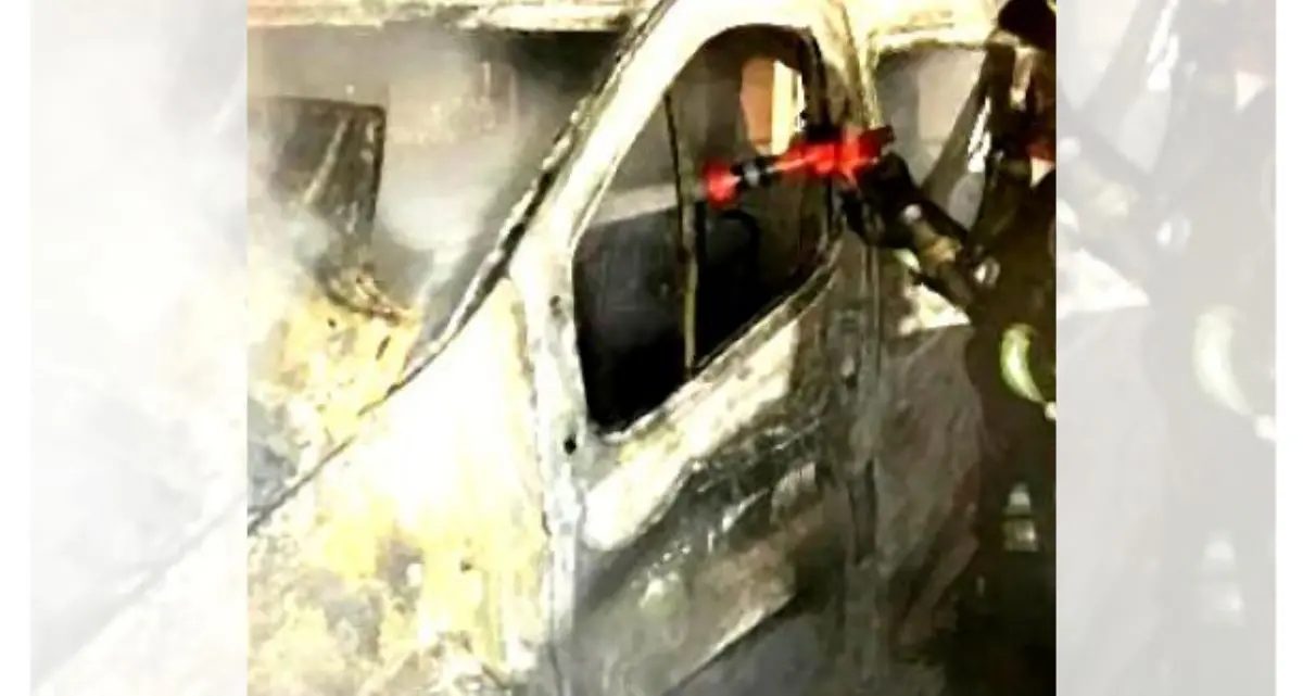 Furgone in fiamme nella notte a Corigliano: paura tra i residenti e indagini in corso\n