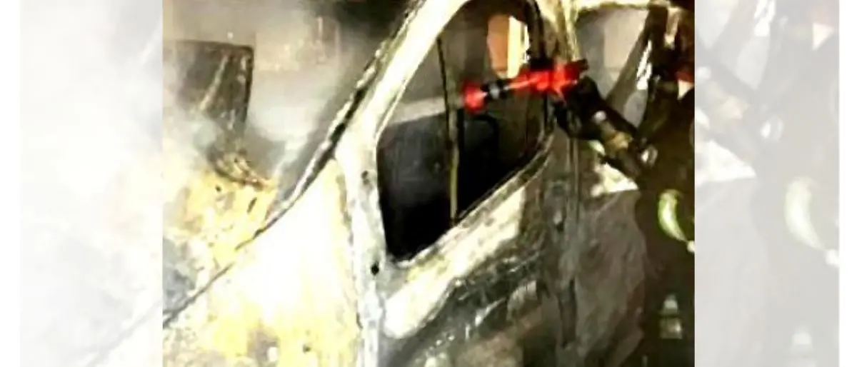 Furgone in fiamme nella notte a Corigliano: paura tra i residenti e indagini in corso\n