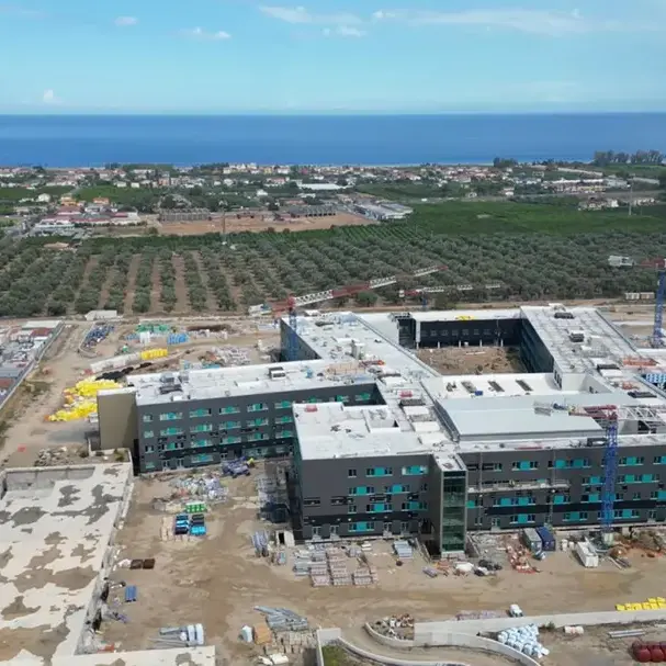 Ospedale della Sibaritide,\u00A0i sindacati a Occhiuto: «Serve chiarezza urgente, lavori al 75% ma ritardi critici»\n
