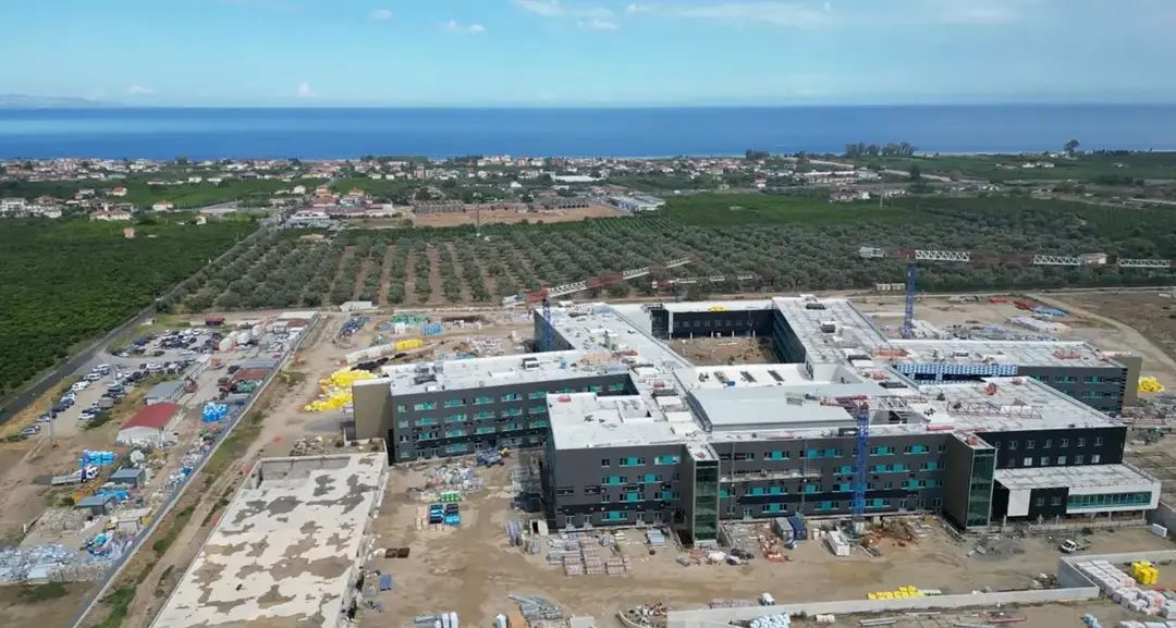 Ospedale della Sibaritide,\u00A0i sindacati a Occhiuto: «Serve chiarezza urgente, lavori al 75% ma ritardi critici»\n