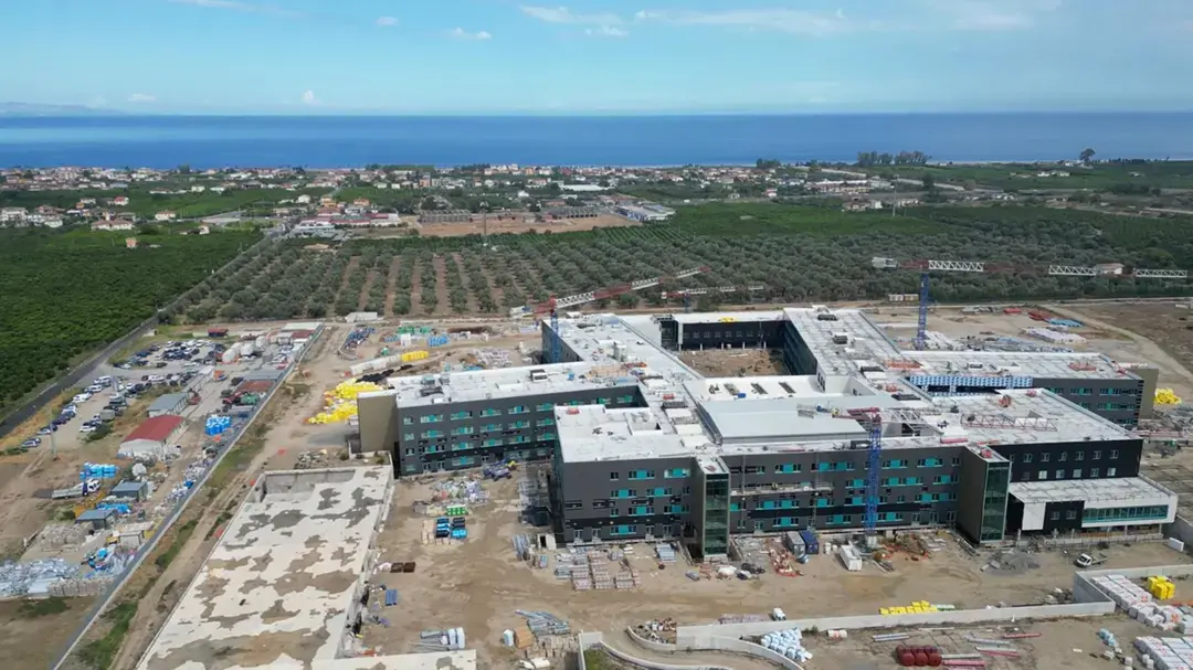 Ospedale della Sibaritide,\u00A0i sindacati a Occhiuto: «Serve chiarezza urgente, lavori al 75% ma ritardi critici»\n