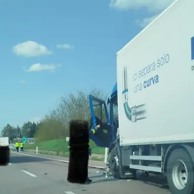 Incidente sull’A2 al valico di Piano Lago: uomo incastrato tra le lamiere, traffico in tilt\n