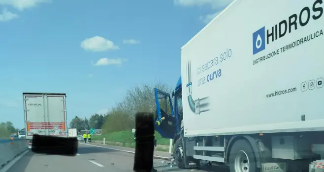 Incidente sull’A2 al valico di Piano Lago: uomo incastrato tra le lamiere, traffico in tilt\n