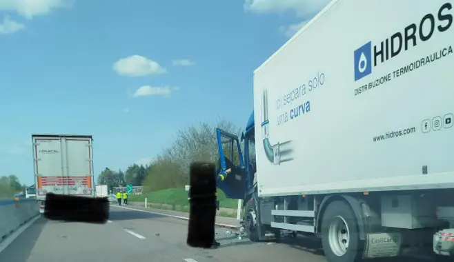 Incidente sull’A2 al valico di Piano Lago: uomo incastrato tra le lamiere, traffico in tilt\n