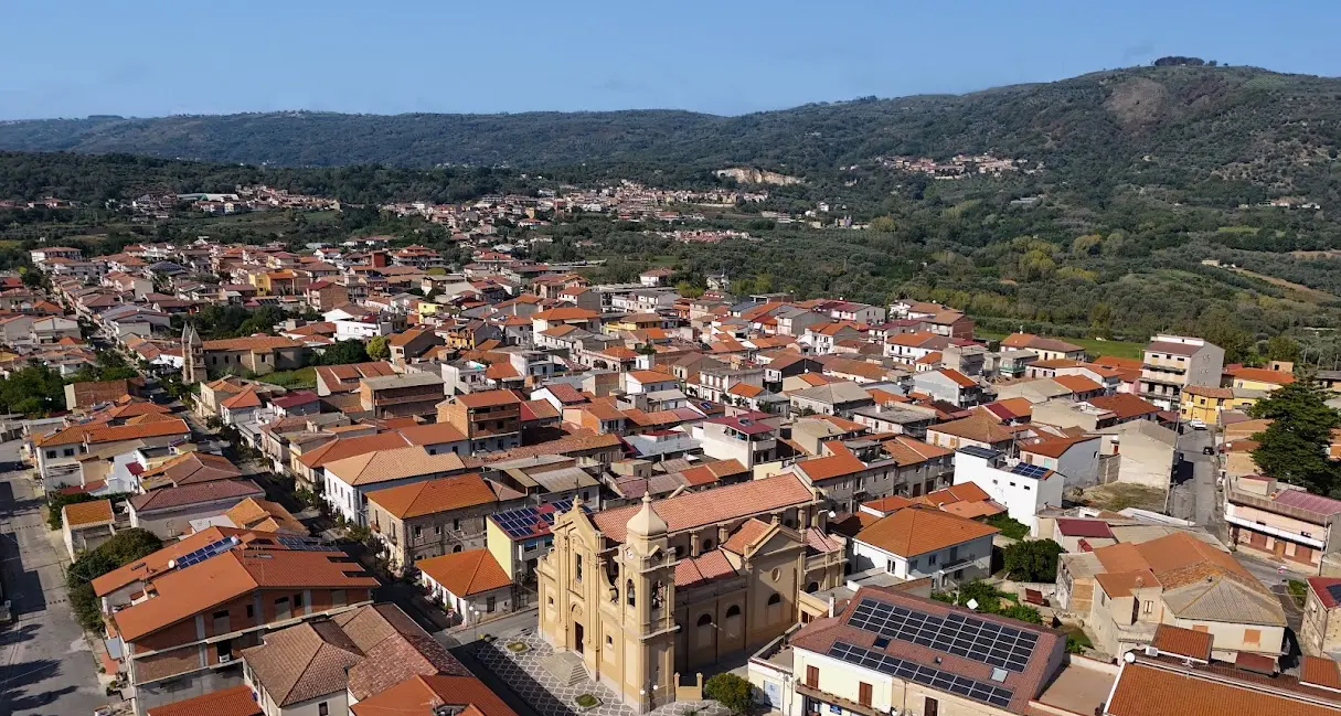 <p>Limbadi verso il voto: ben tre aspiranti sindaco, scatta la <span style=\"color:hsl(0, 75%, 60%);\">caccia ai candidati</span> consiglieri nei paesi vicini</p>