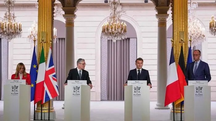 <p>I leader riuniti a Parigi (foto Ansa)</p>\\n , AFP