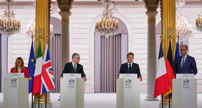 Il vertice di Parigi, Meloni: «L’Italia pronta a contribuire a una missione internazionale dopo il cessate il fuoco»\n