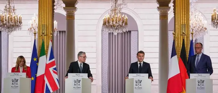 Il vertice di Parigi, Meloni: «L’Italia pronta a contribuire a una missione internazionale dopo il cessate il fuoco»\n
