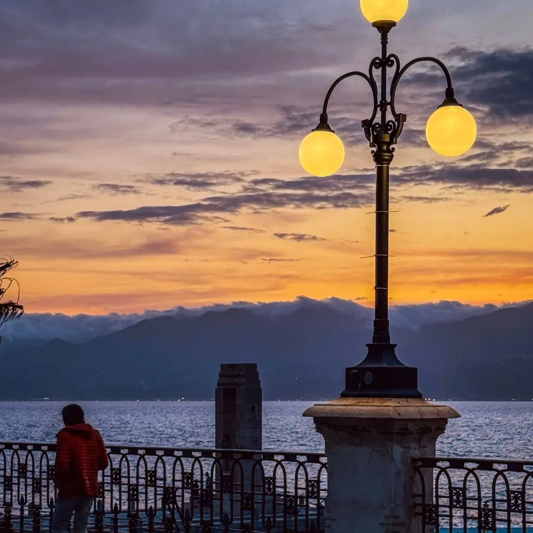 Sotto lo sguardo di Atena, al primo lume del tramonto\n