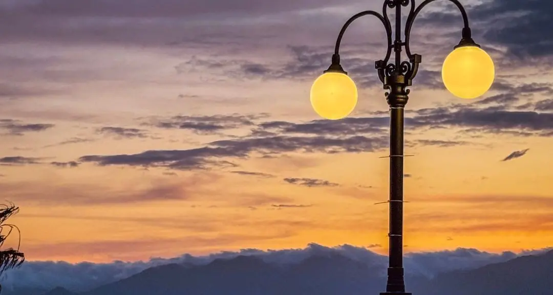 Sotto lo sguardo di Atena, al primo lume del tramonto\n