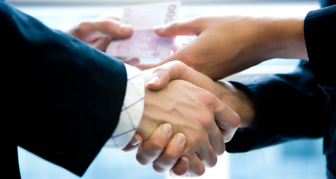 Corruzione a Crotone, gli interrogatori preventivi “incastrano” gli indagati: «Si contraddicono. E Manica manovrava tutto»\u00A0\n