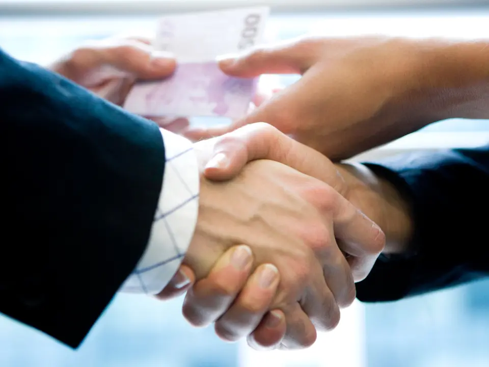 Corruzione a Crotone, gli interrogatori preventivi “incastrano” gli indagati: «Si contraddicono. E Manica manovrava tutto»