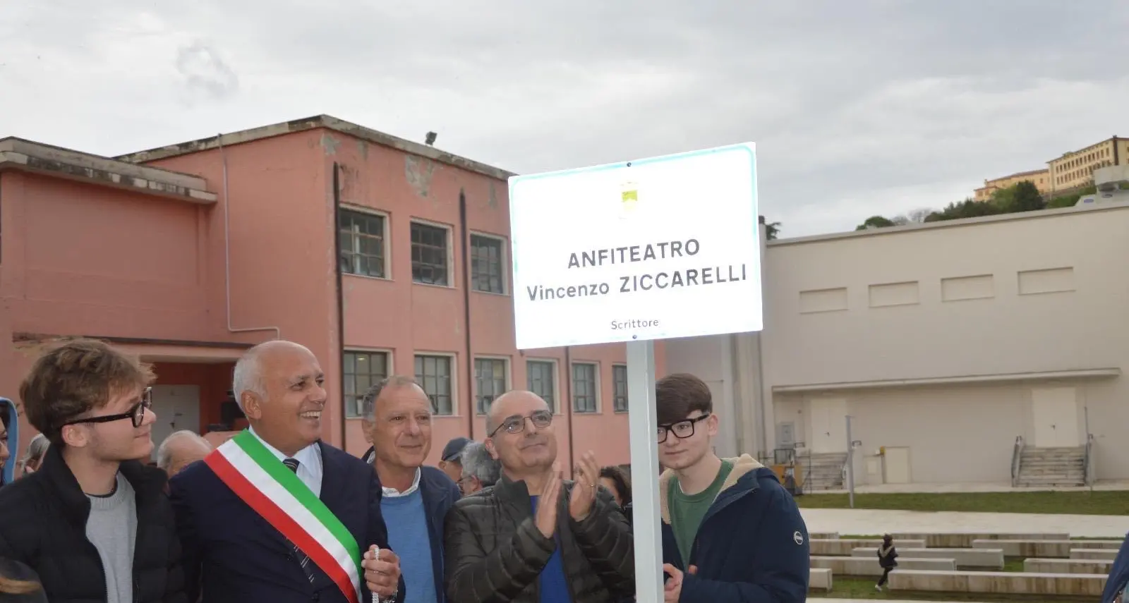 Cosenza, anfiteatro dedicato a Vincenzo Zicarelli, il figlio del regista: «Sia luogo capace di generare energie creative»\n