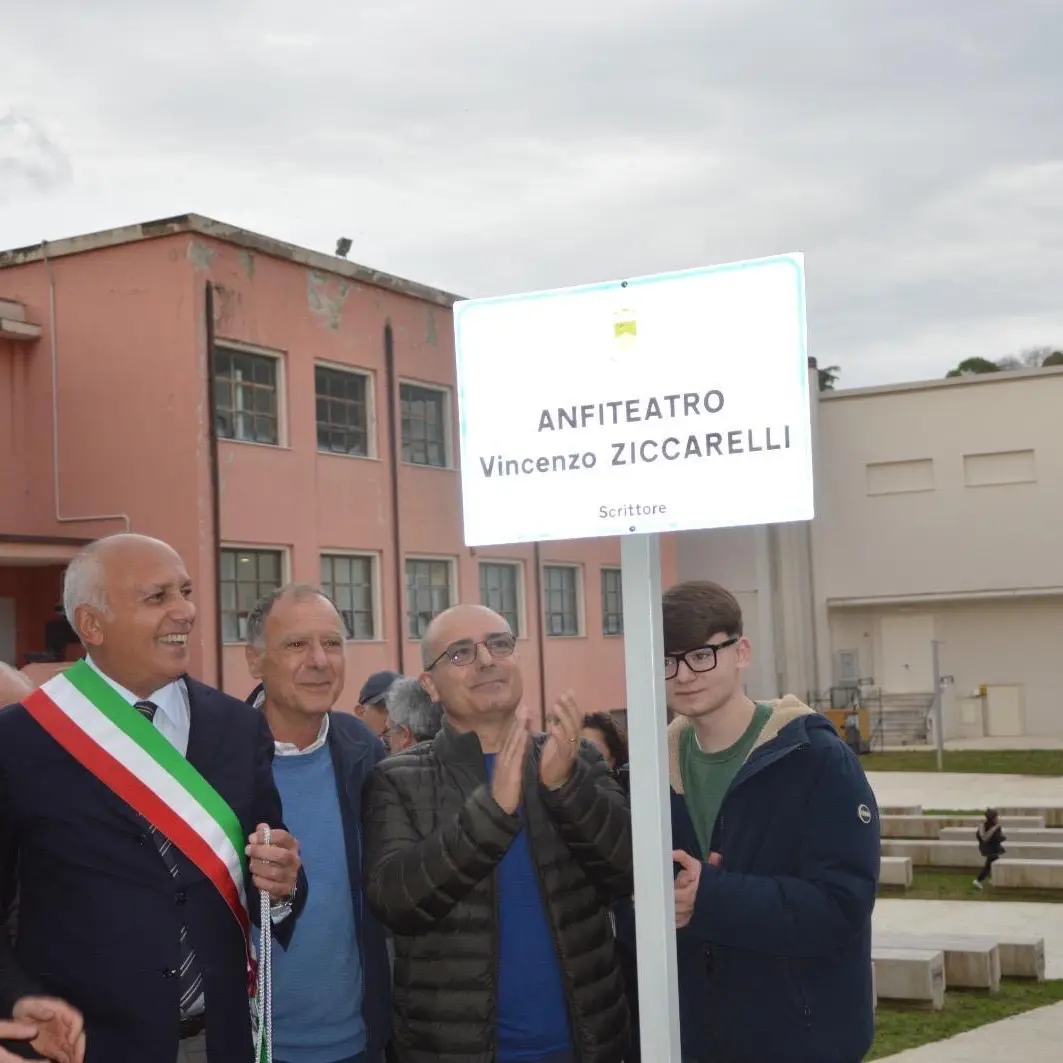 Cosenza, anfiteatro dedicato a Vincenzo Zicarelli, il figlio del regista: «Sia luogo capace di generare energie creative»\n