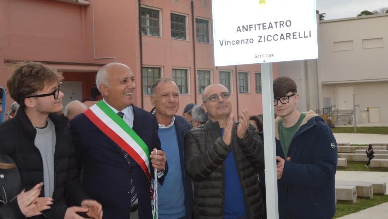 Cosenza, anfiteatro dedicato a Vincenzo Zicarelli, il figlio del regista: «Sia luogo capace di generare energie creative»\n