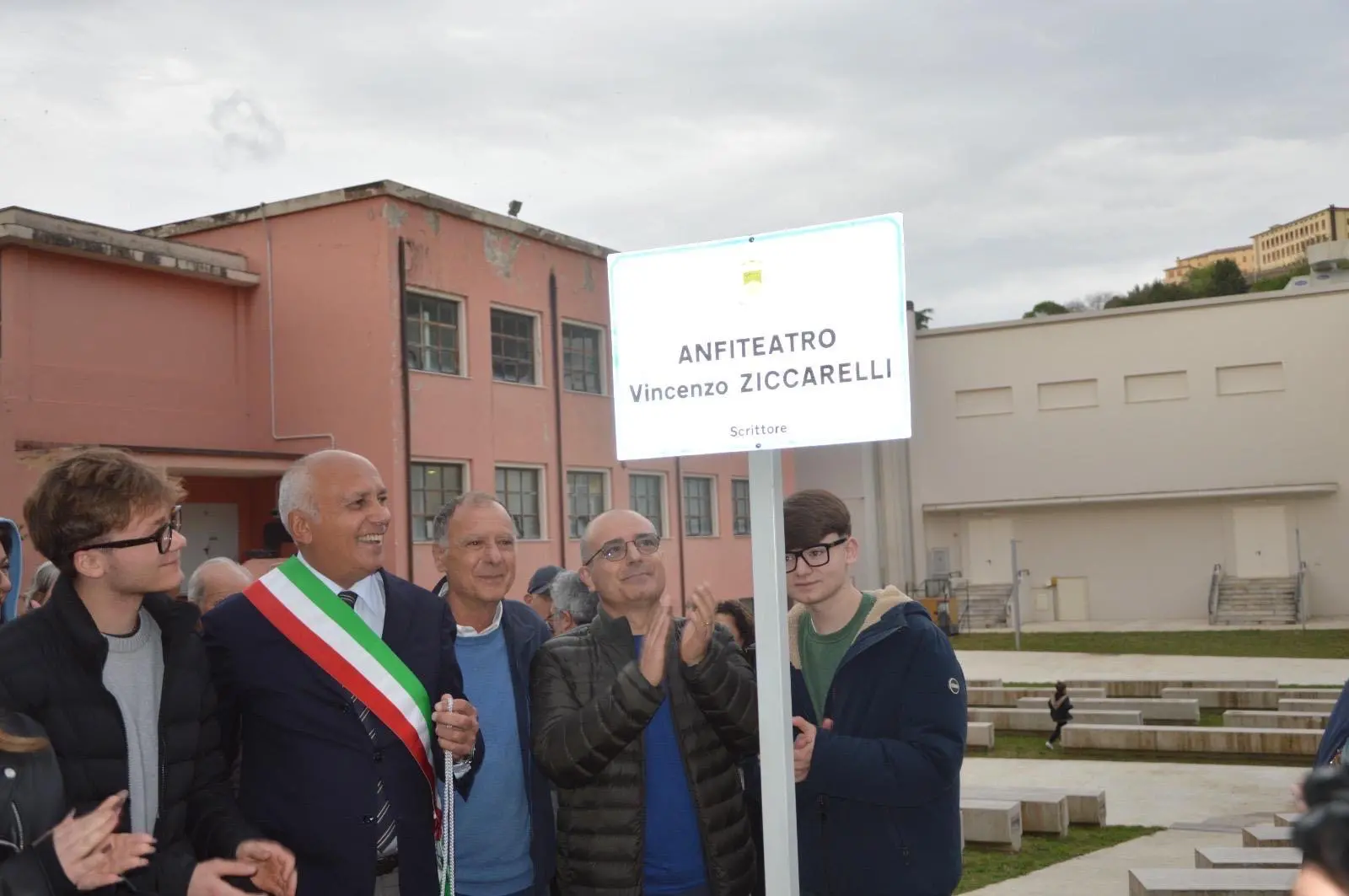 Cosenza, anfiteatro dedicato a Vincenzo Zicarelli, il figlio del regista: «Sia luogo capace di generare energie creative»\n