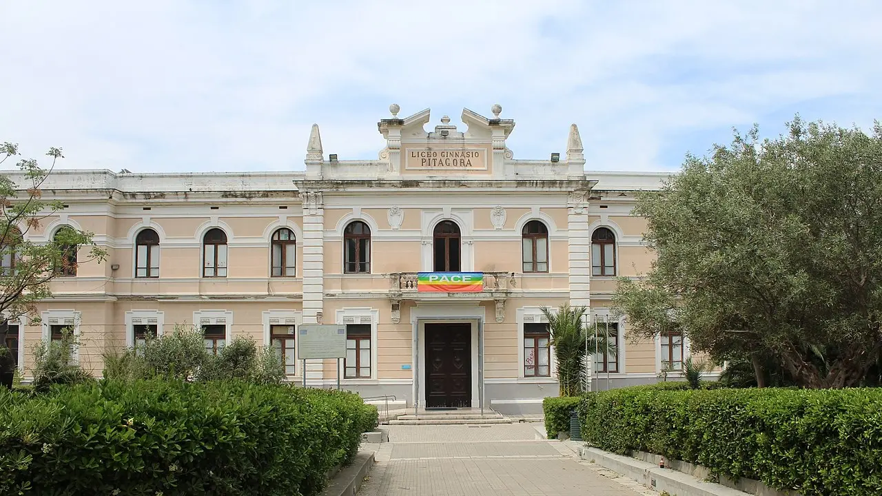 <p>Il liceo Pitagora di Crotone</p>\\n