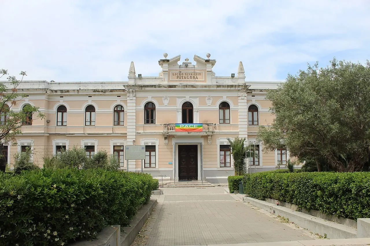 “Lo Stato siamo noi”: a Crotone scuola e istituzioni insieme contro la ’ndrangheta globale\n