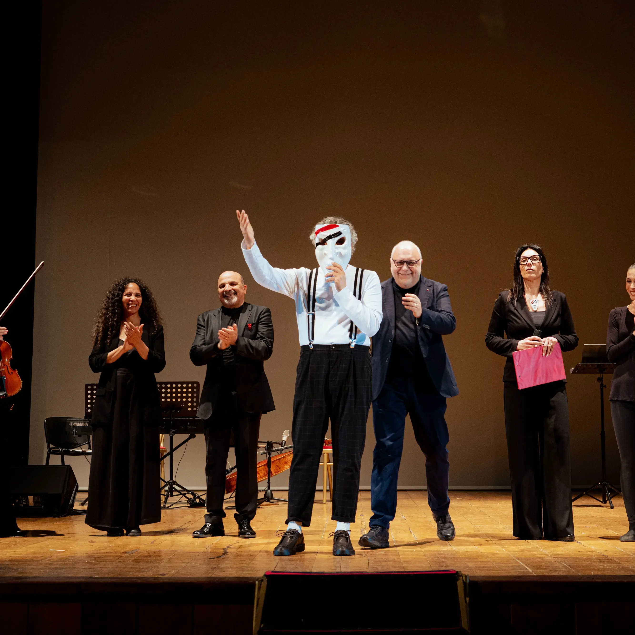 Lamezia,\u00A0Enrico Lo Verso incanta gli studenti: sold out nella matinée con “Pierino e il Lupo”\n