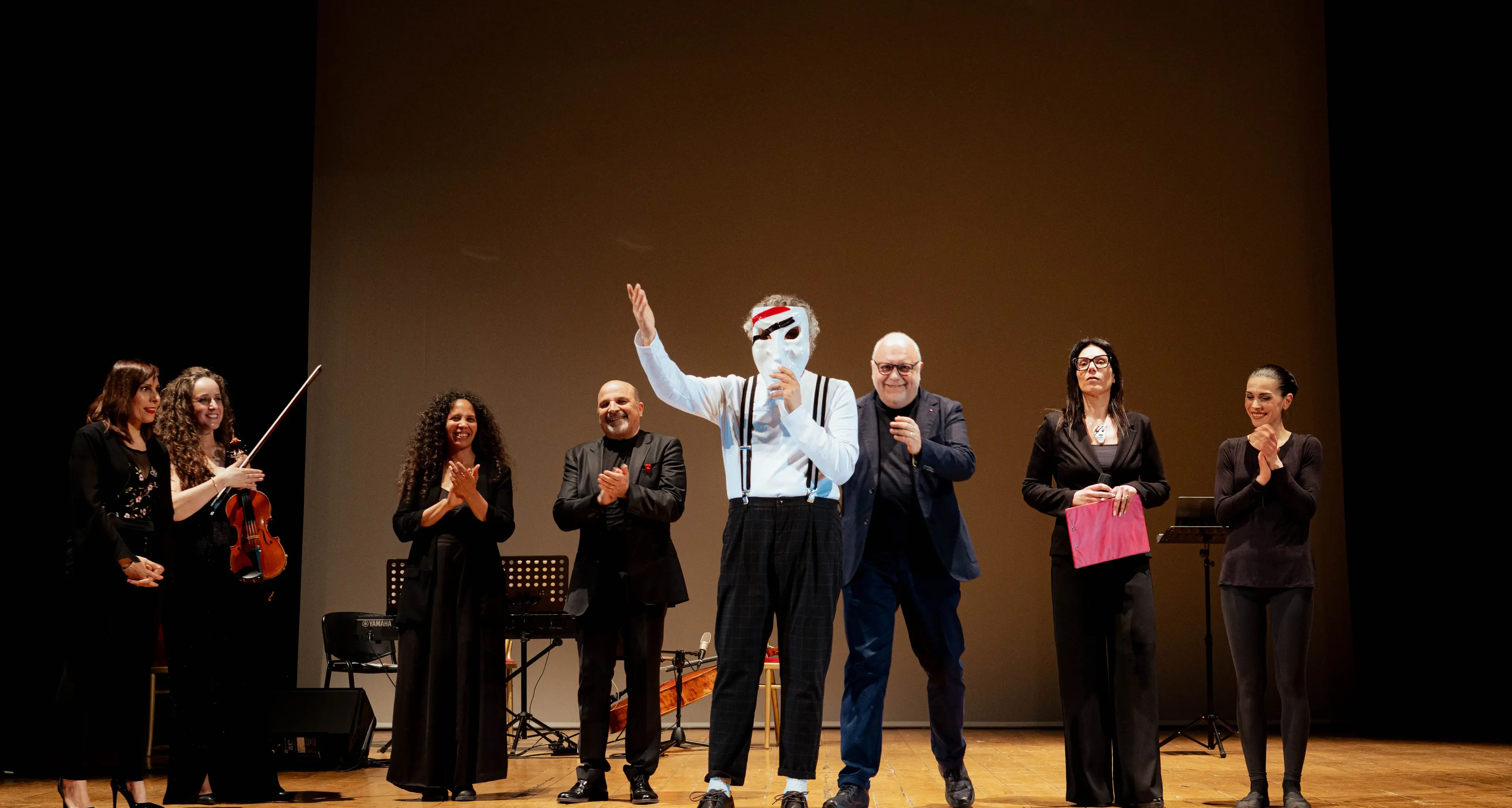 Lamezia,\u00A0Enrico Lo Verso incanta gli studenti: sold out nella matinée con “Pierino e il Lupo”\n