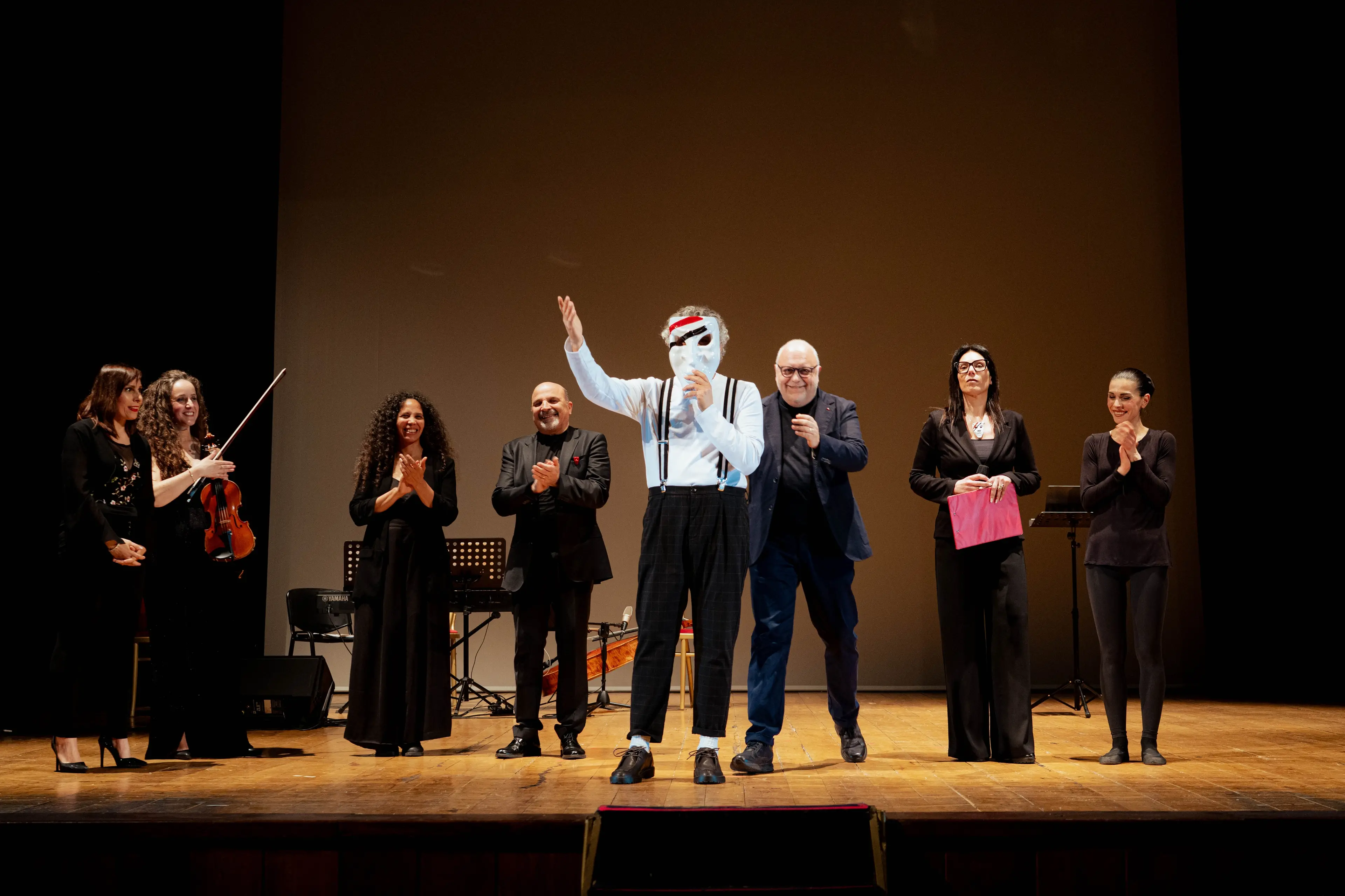 Lamezia,\u00A0Enrico Lo Verso incanta gli studenti: sold out nella matinée con “Pierino e il Lupo”\n