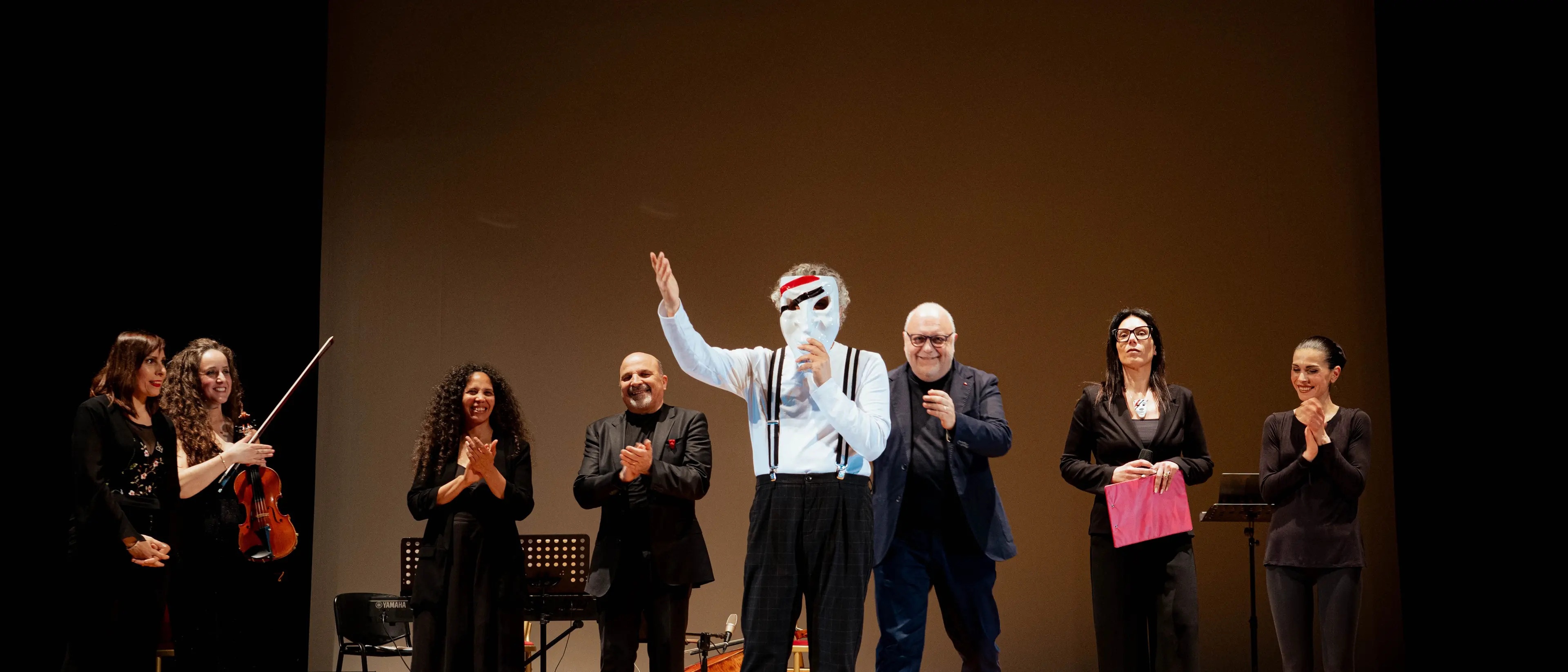 Lamezia,\u00A0Enrico Lo Verso incanta gli studenti: sold out nella matinée con “Pierino e il Lupo”\n