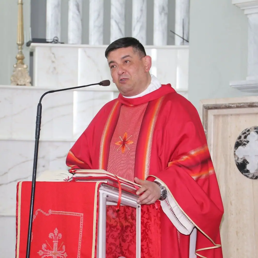 <p>Rosarno, sui social volti di ragazze minorenni su corpi nudi. Il parroco don Larocca: «Nessuno tolga la dignità»</p>