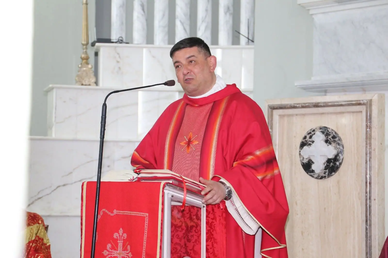 Rosarno,\u00A0sui social volti di ragazze minorenni su corpi nudi. Il parroco don Larocca: «Nessuno tolga la dignità»\n