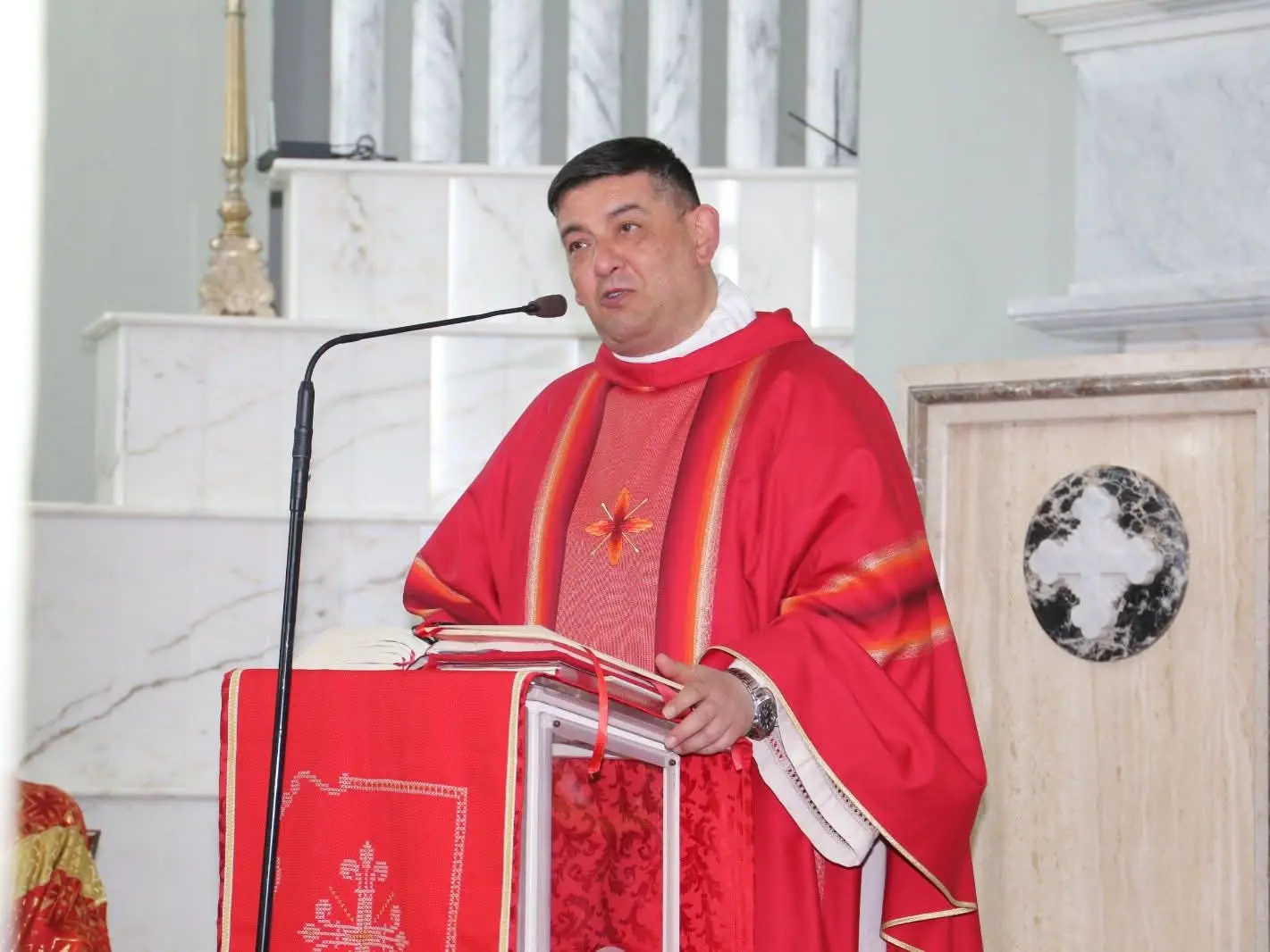 Rosarno, sui social volti di ragazze minorenni su corpi nudi. Il parroco don Larocca: «Nessuno tolga la dignità»