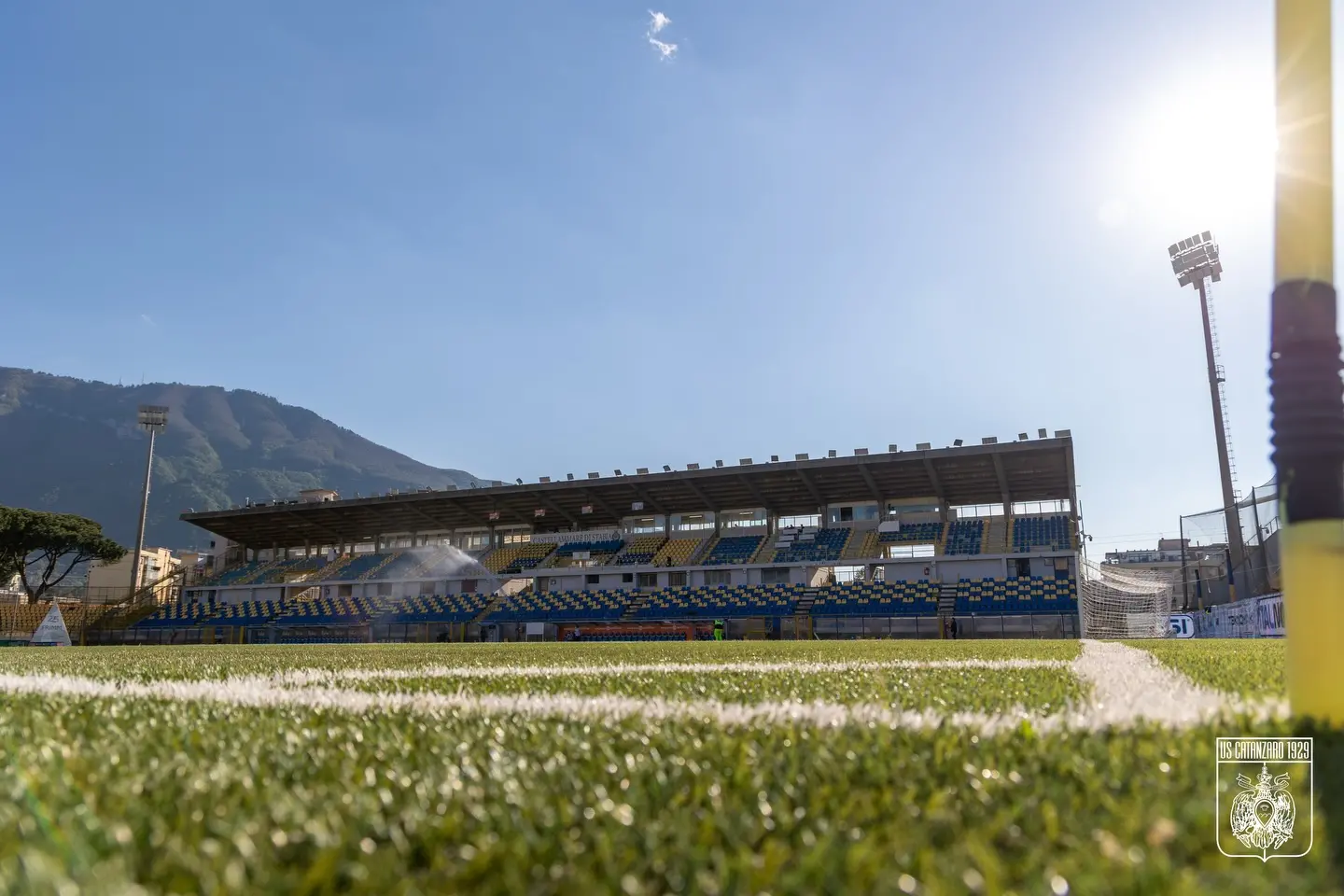 Serie B, il Catanzaro sfida la Juve Stabia alle 19:30: le formazioni ufficiali e le mosse dei due allenatori –\u00A0LIVE\n