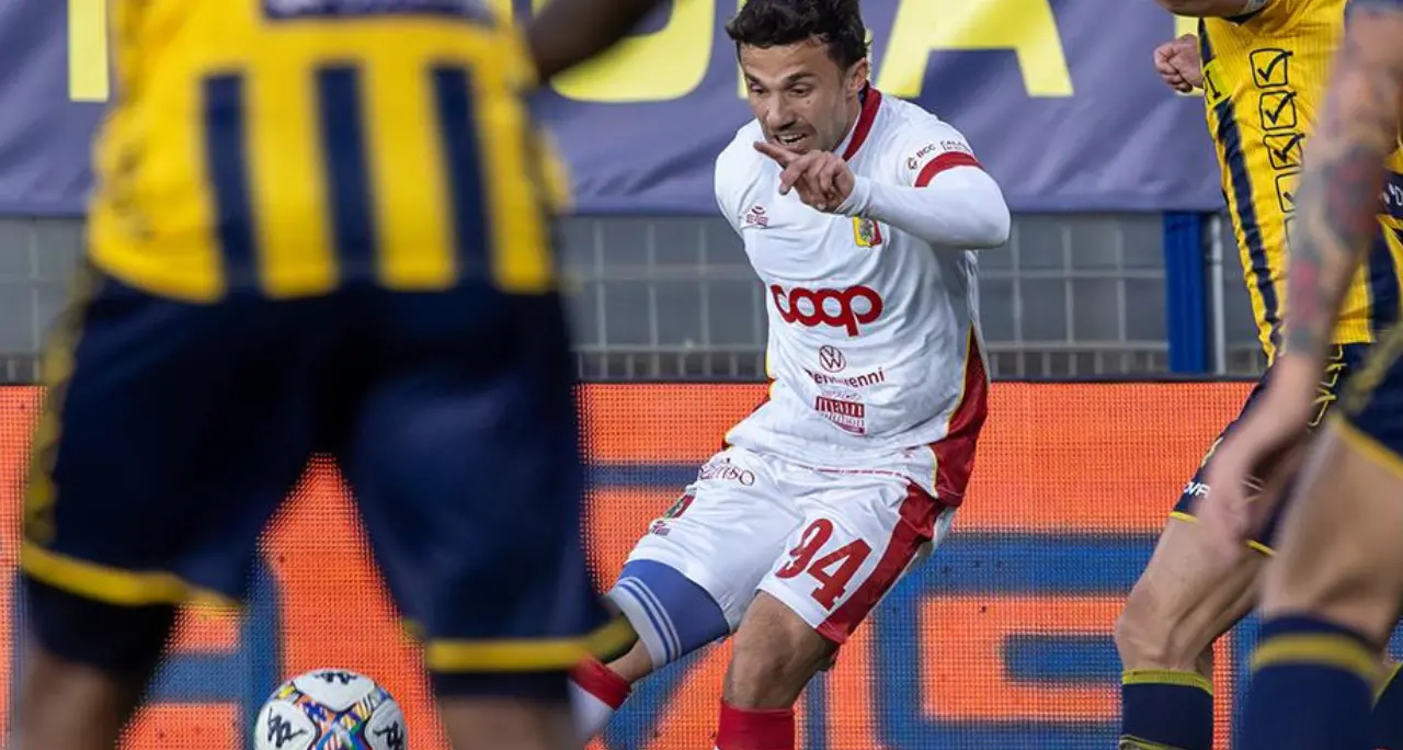 <p>Serie B, <span style=\"color:hsl(0, 75%, 60%);\">il Catanzaro sfida la Juve Stabia</span>: Mosti porta in vantaggio i padroni di casa. Parziale: 1-0: tutti gli aggiornamenti – LIVE</p>