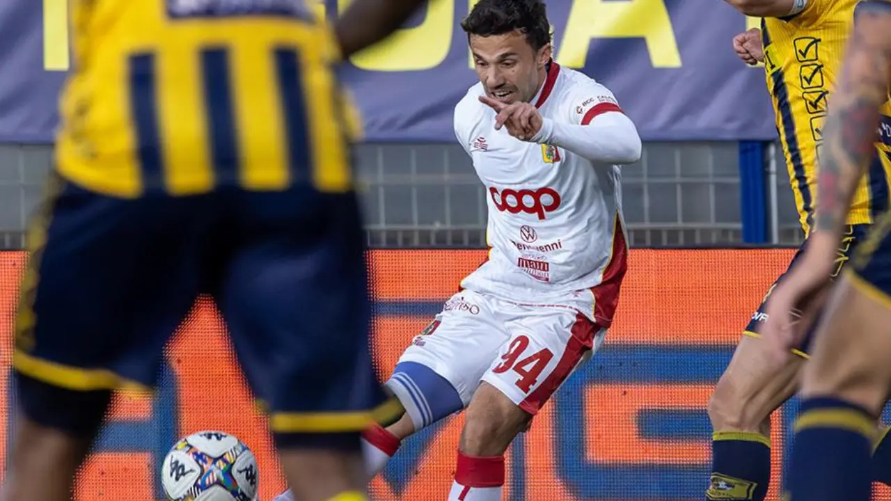 Serie B, il Catanzaro sfida la Juve Stabia:\u00A0Mosti porta in vantaggio i padroni di casa. Parziale: 1-0: tutti gli aggiornamenti\u00A0–\u00A0LIVE\n