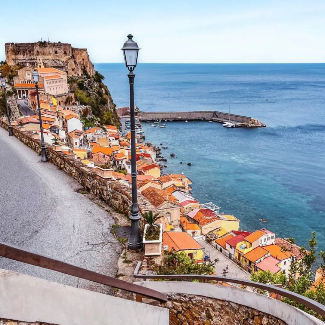 Tra scale e mare, il respiro antico di Scilla\n