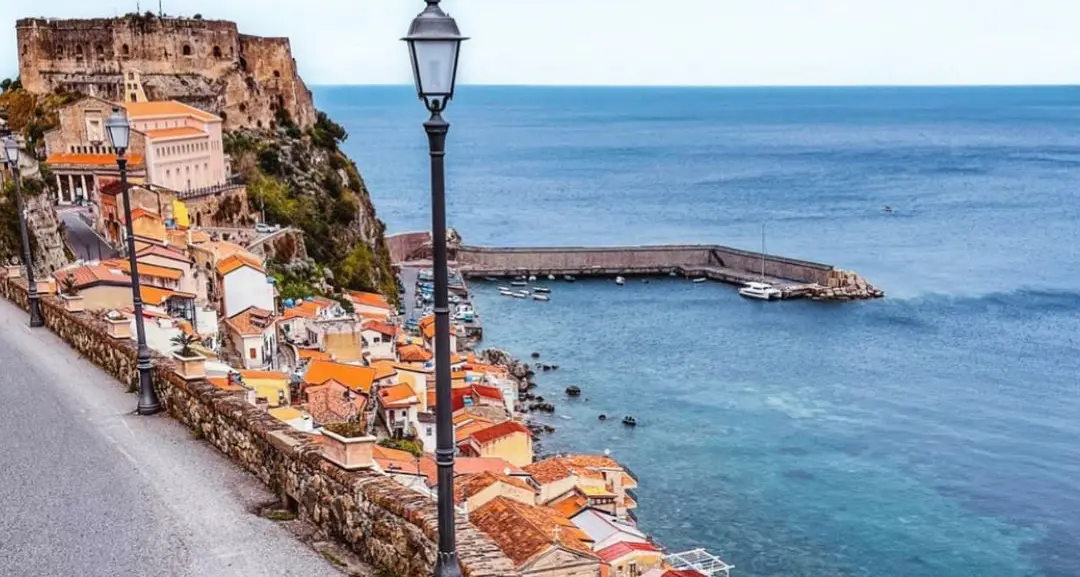 Tra scale e mare, il respiro antico di Scilla\n