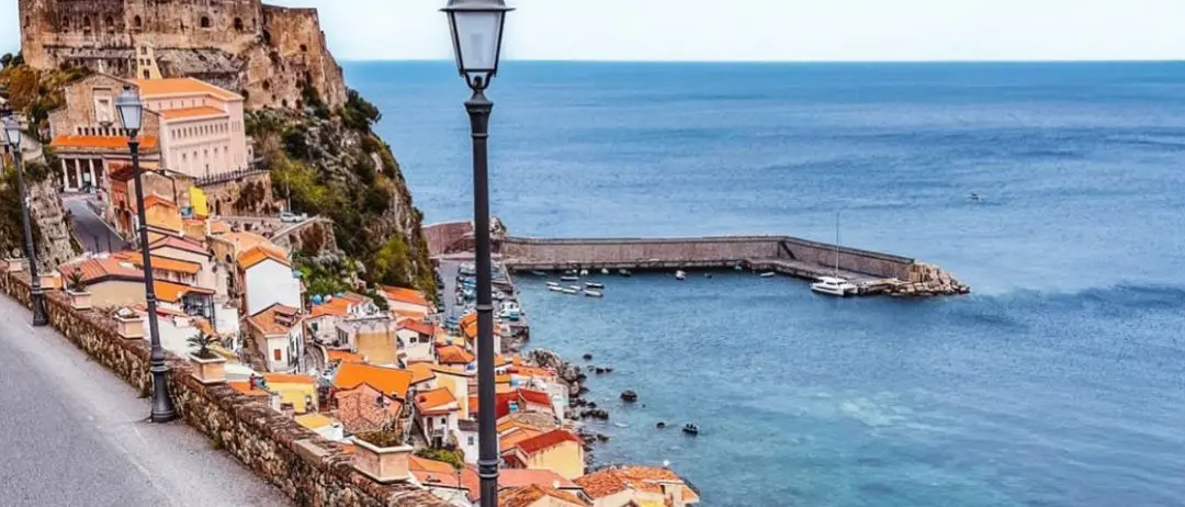 Tra scale e mare, il respiro antico di Scilla\n