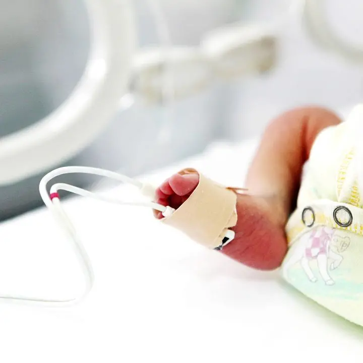 Cesareo d’urgenza nella notte per la donna coinvolta nell’incidente sulla 107: il neonato lotta tra la vita e la morte\n